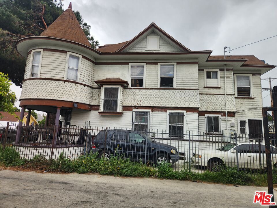 626 E 54th Street Property Photo 3