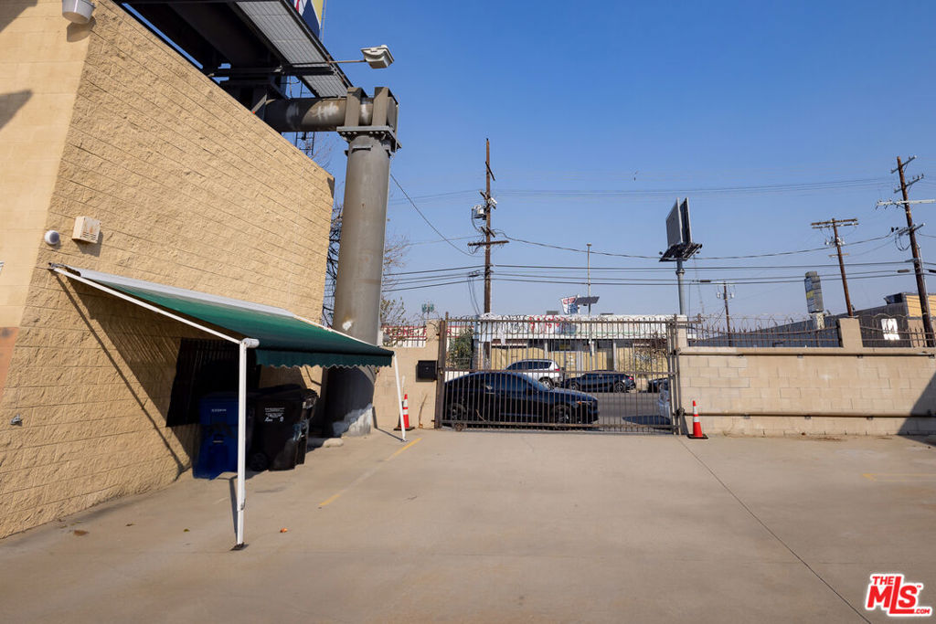 13330 Sherman Way Property Photo 3