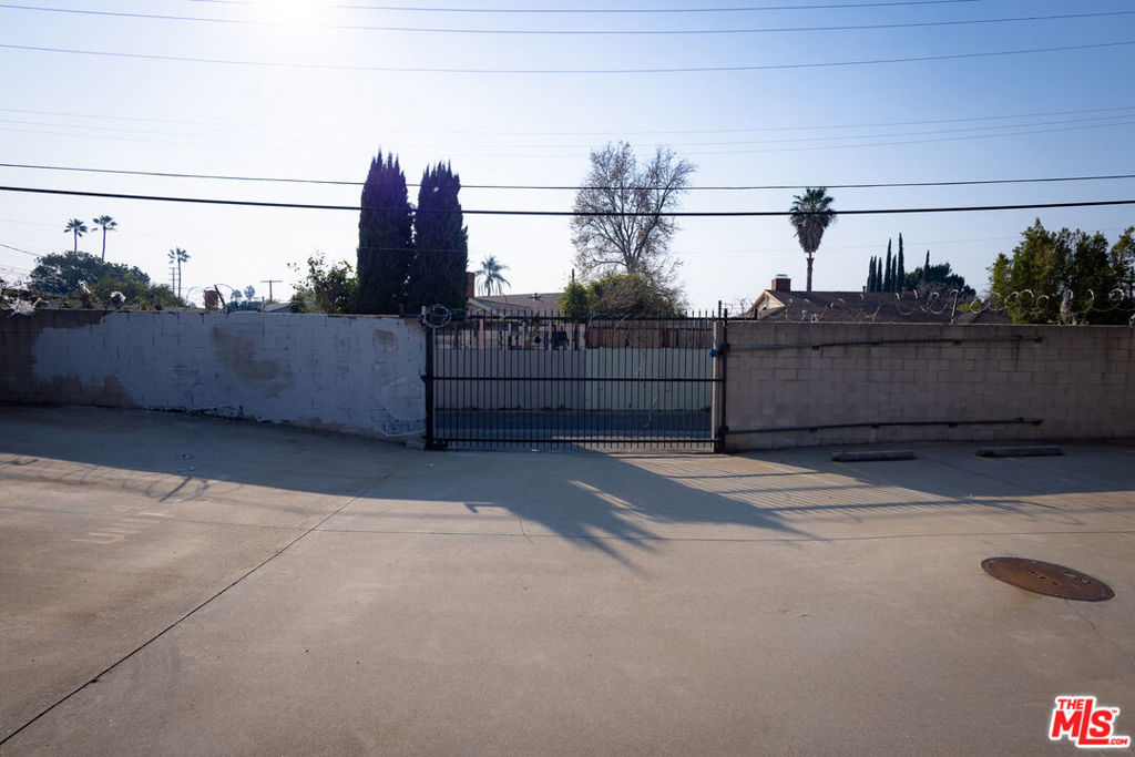 13330 Sherman Way Property Photo 4