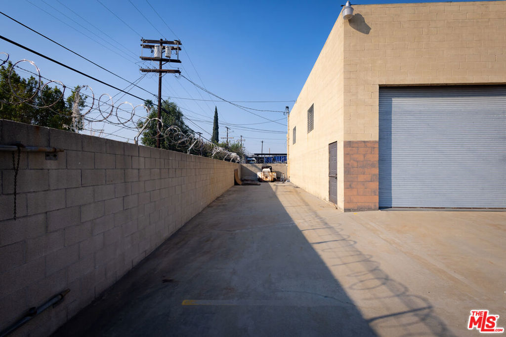 13330 Sherman Way Property Photo 11