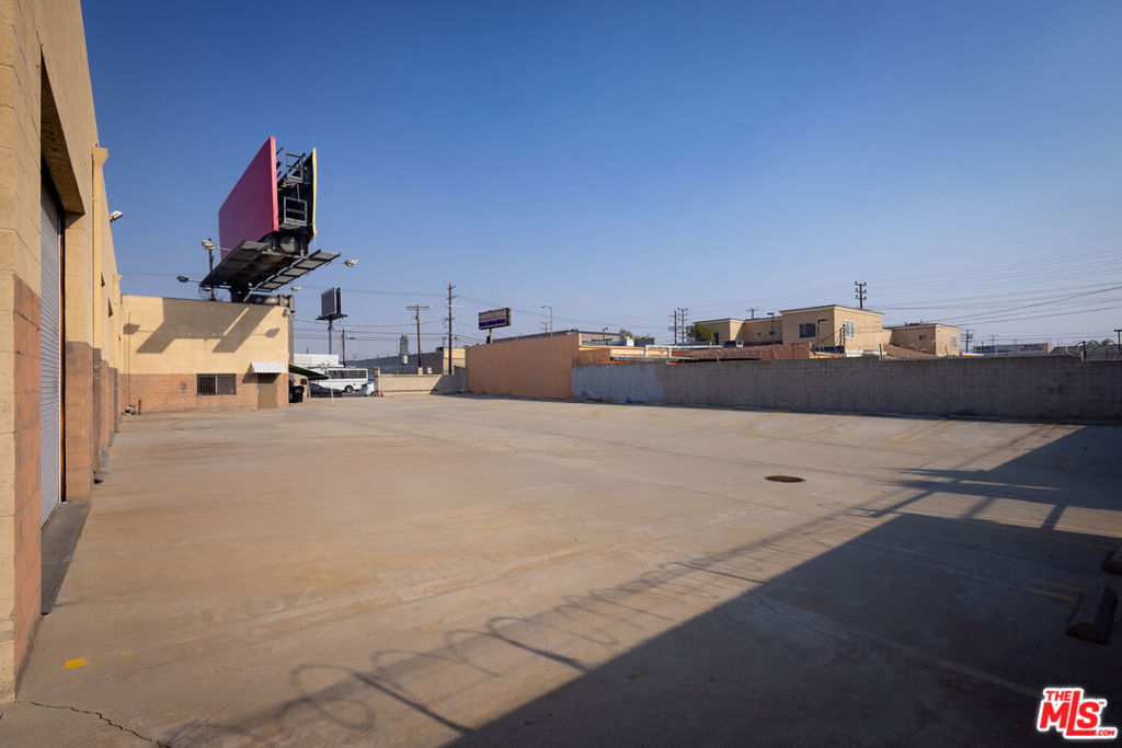 13330 Sherman Way Property Photo 14
