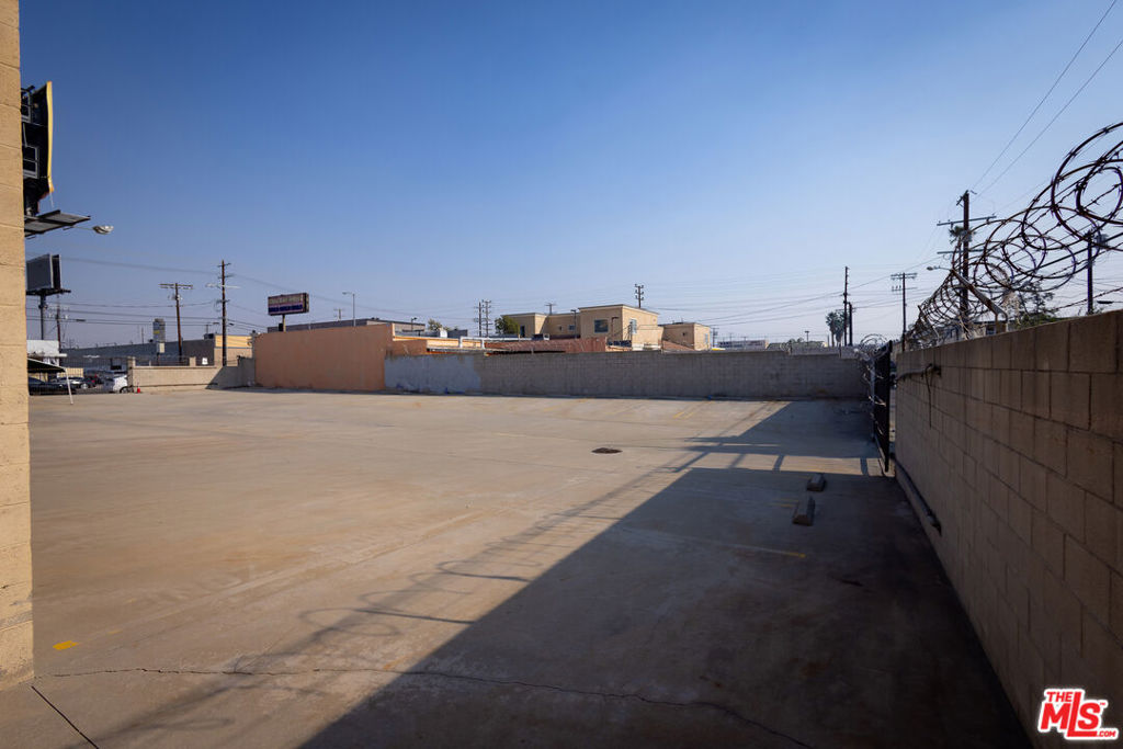 13330 Sherman Way Property Photo 15