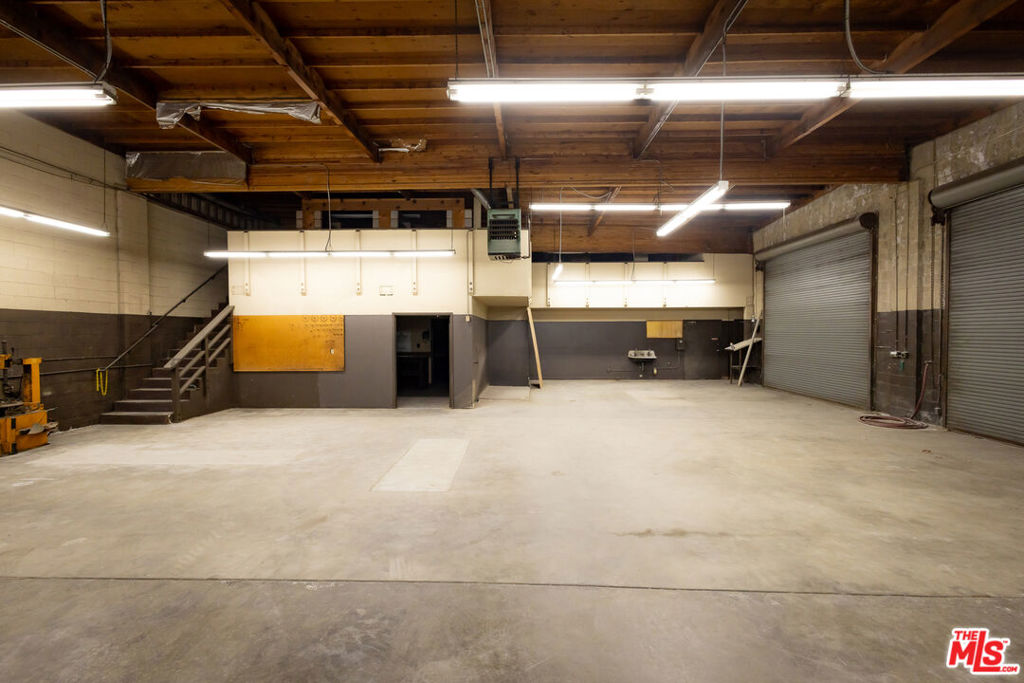 13330 Sherman Way Property Photo 18