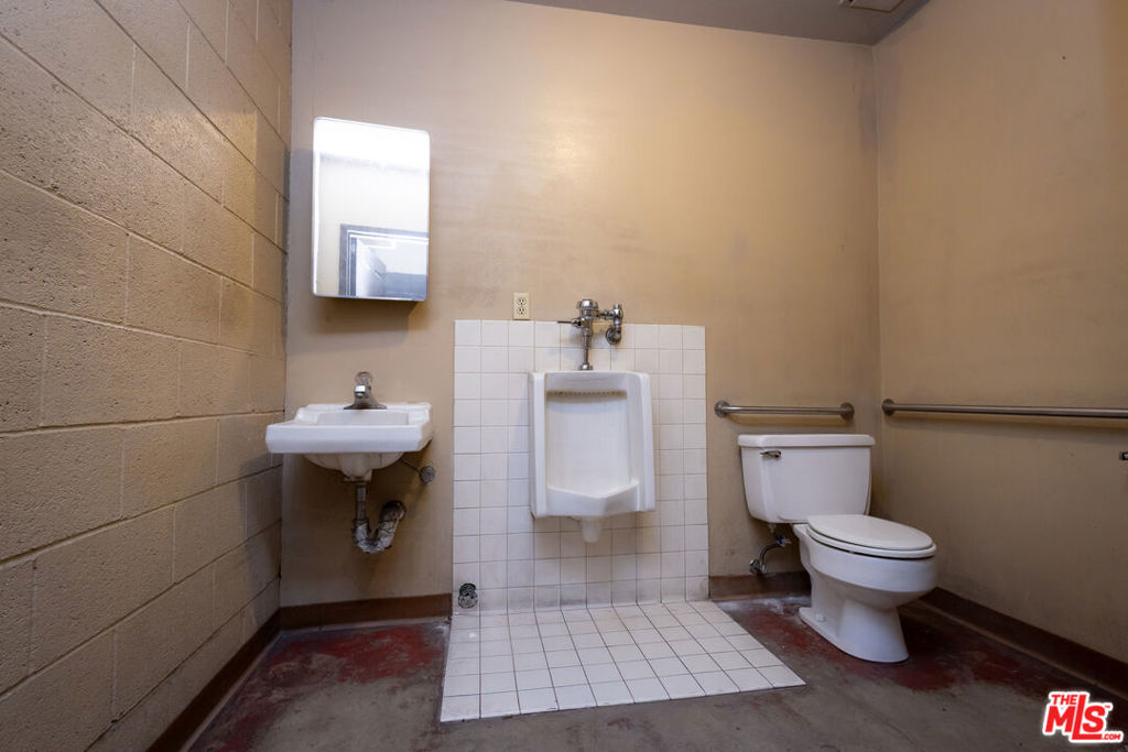 13330 Sherman Way Property Photo 31