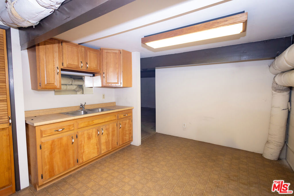 13330 Sherman Way Property Photo 41