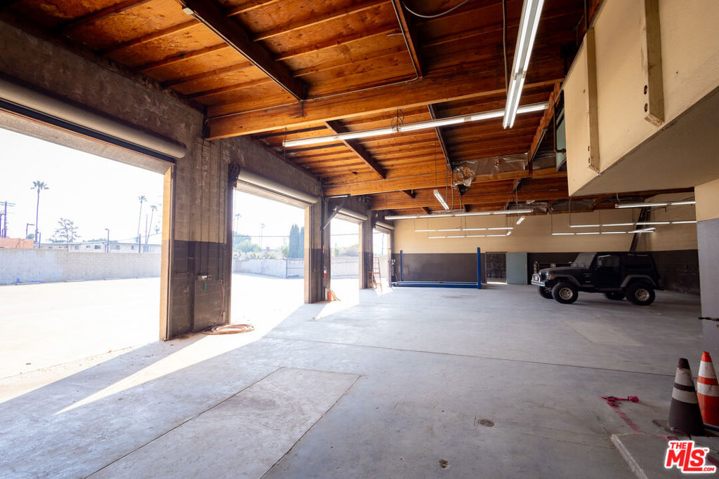 13330 Sherman Way Property Photo 45