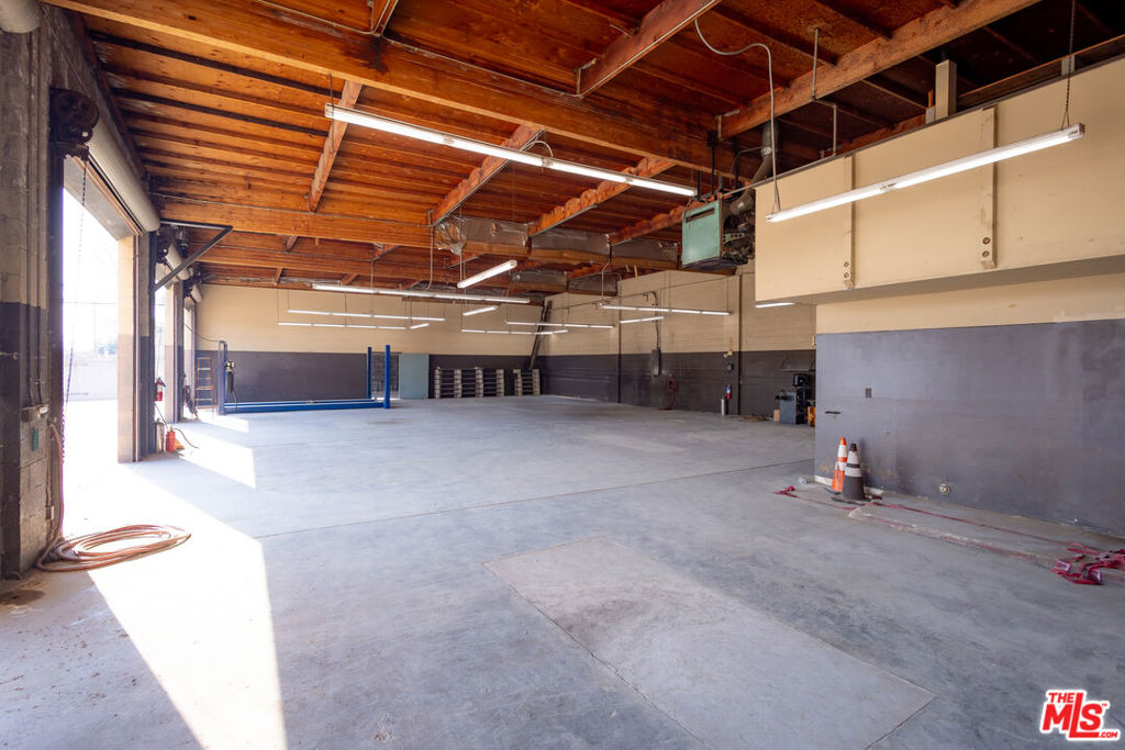 13330 Sherman Way Property Photo 56