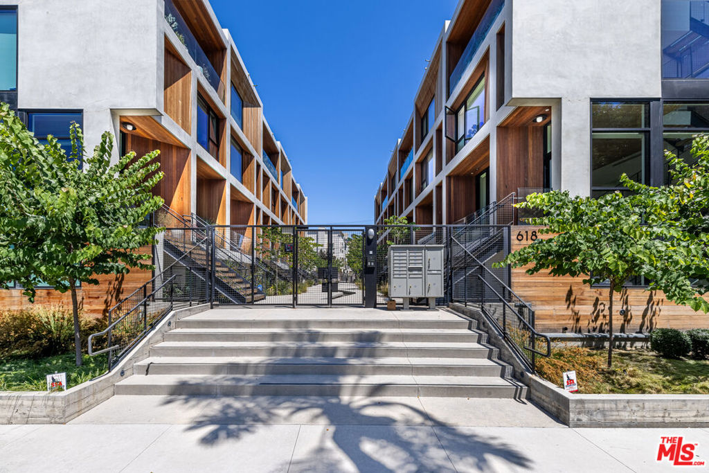 610 S Van Ness Avenue 6