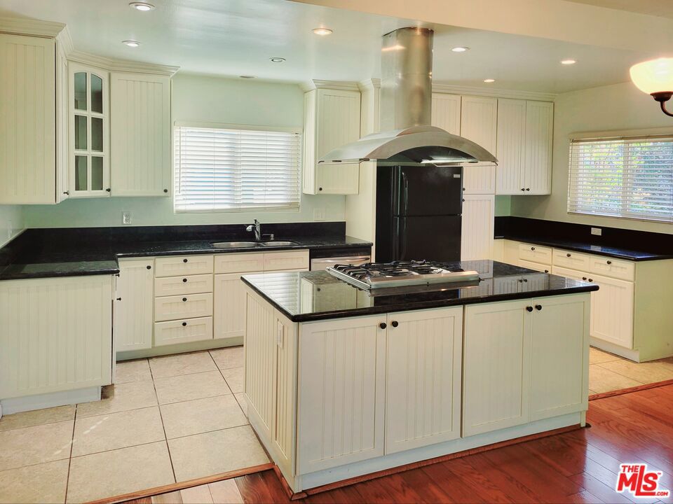 25353 Oak Street Property Photo 4