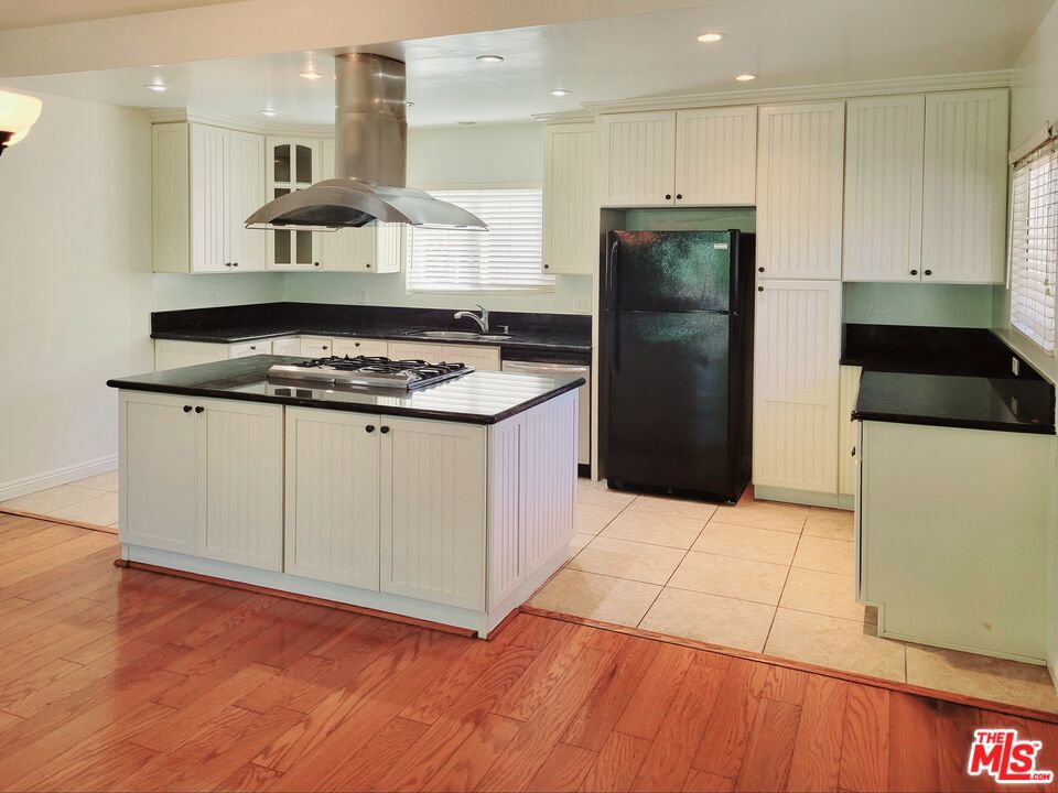 25353 Oak Street Property Photo 5