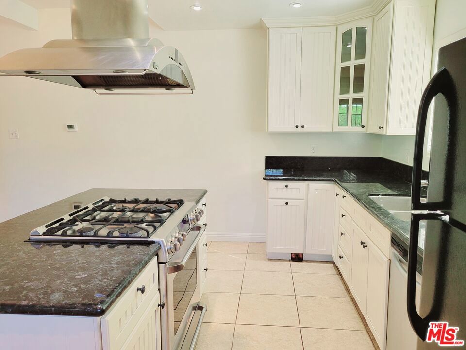 25353 Oak Street Property Photo 6