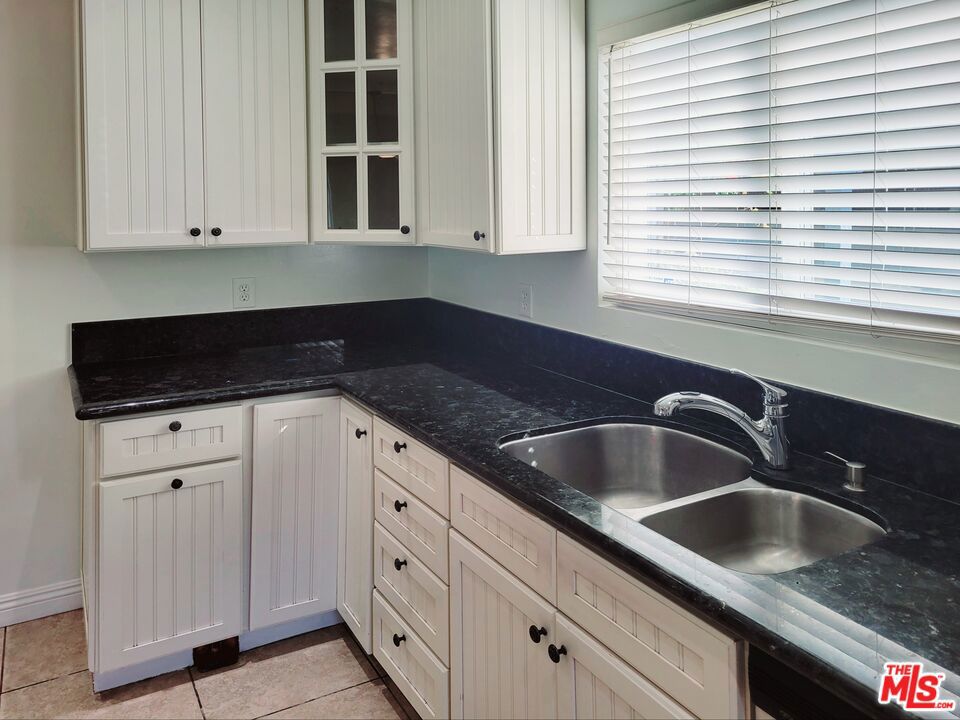 25353 Oak Street Property Photo 7