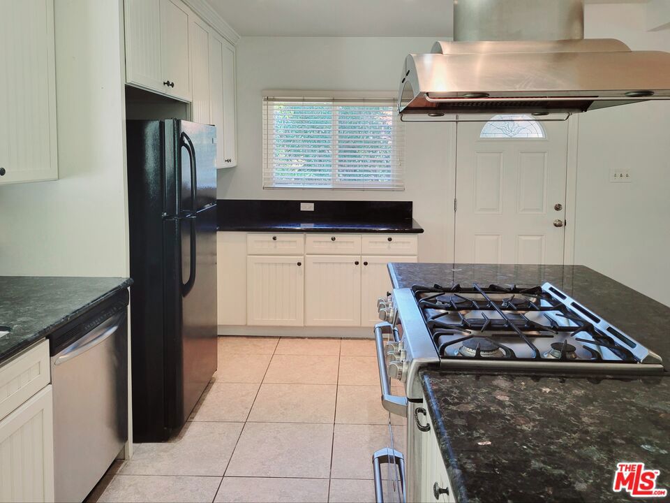 25353 Oak Street Property Photo 8