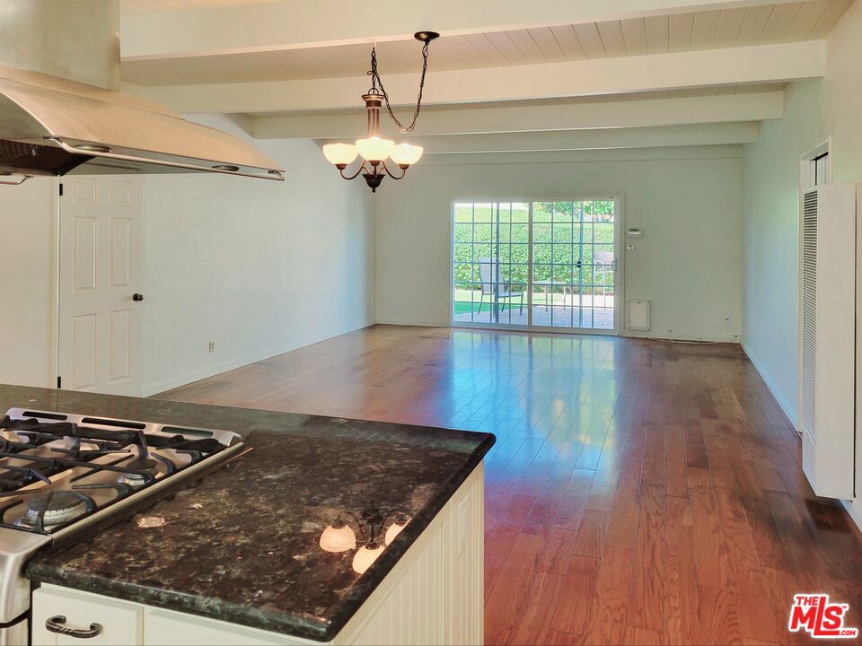 25353 Oak Street Property Photo 10