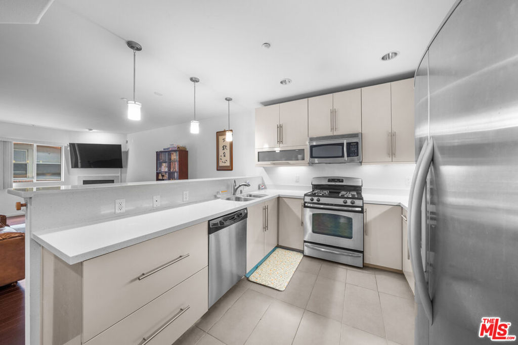 733 S Manhattan Place 401 Property Photo 1