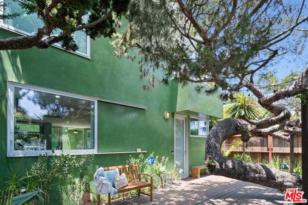 725 Superba Avenue Property Photo 1