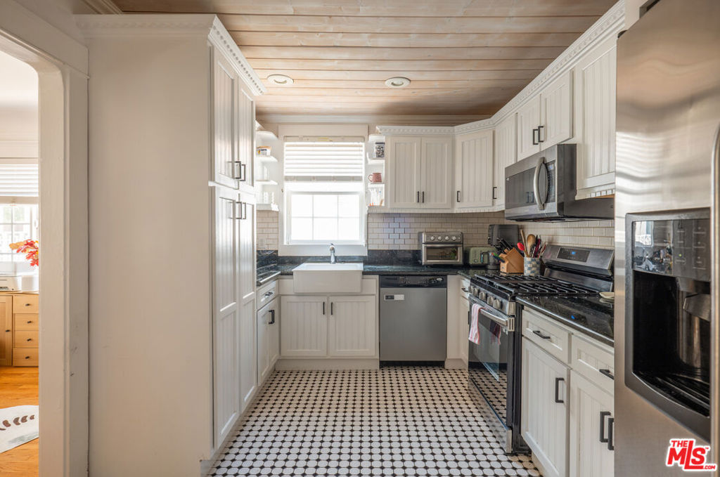 1018 Havenhurst Drive Property Photo 14