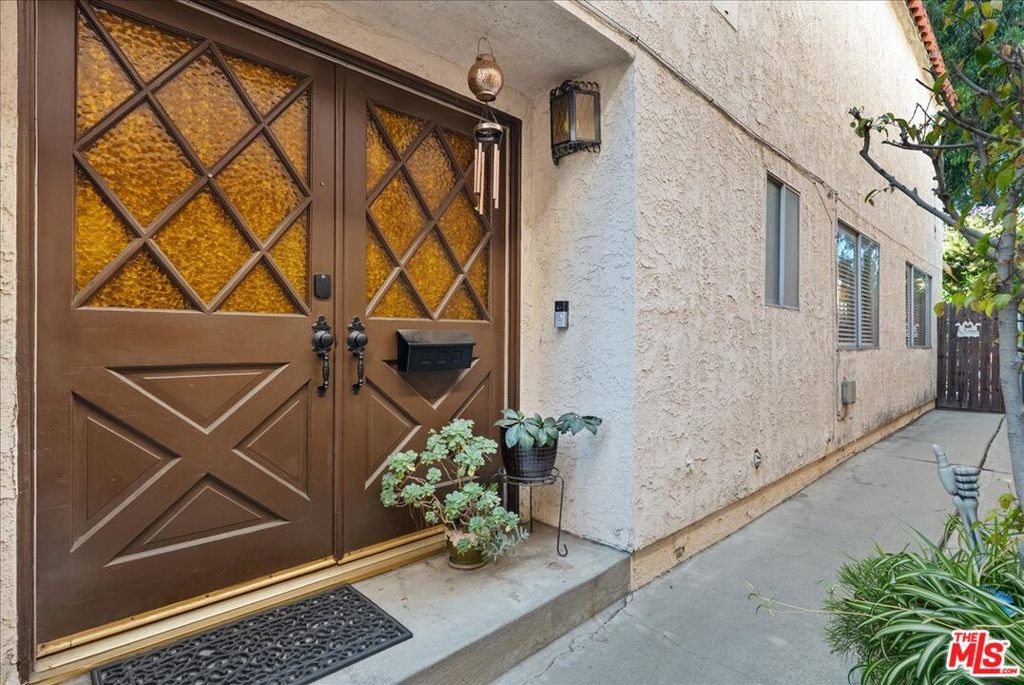 954 W 6th Street Property Photo 4