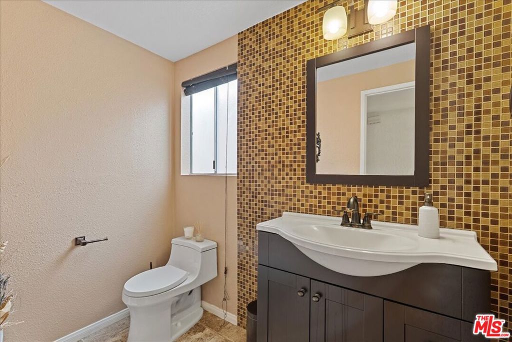 954 W 6th Street Property Photo 7