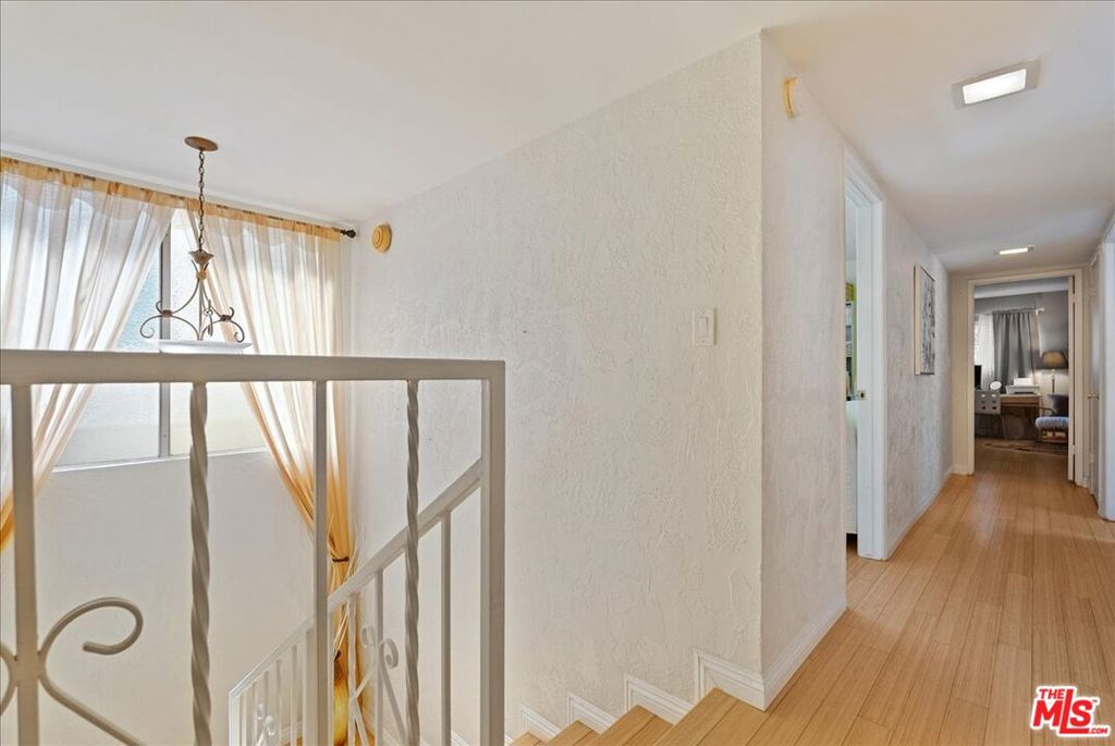 954 W 6th Street Property Photo 22