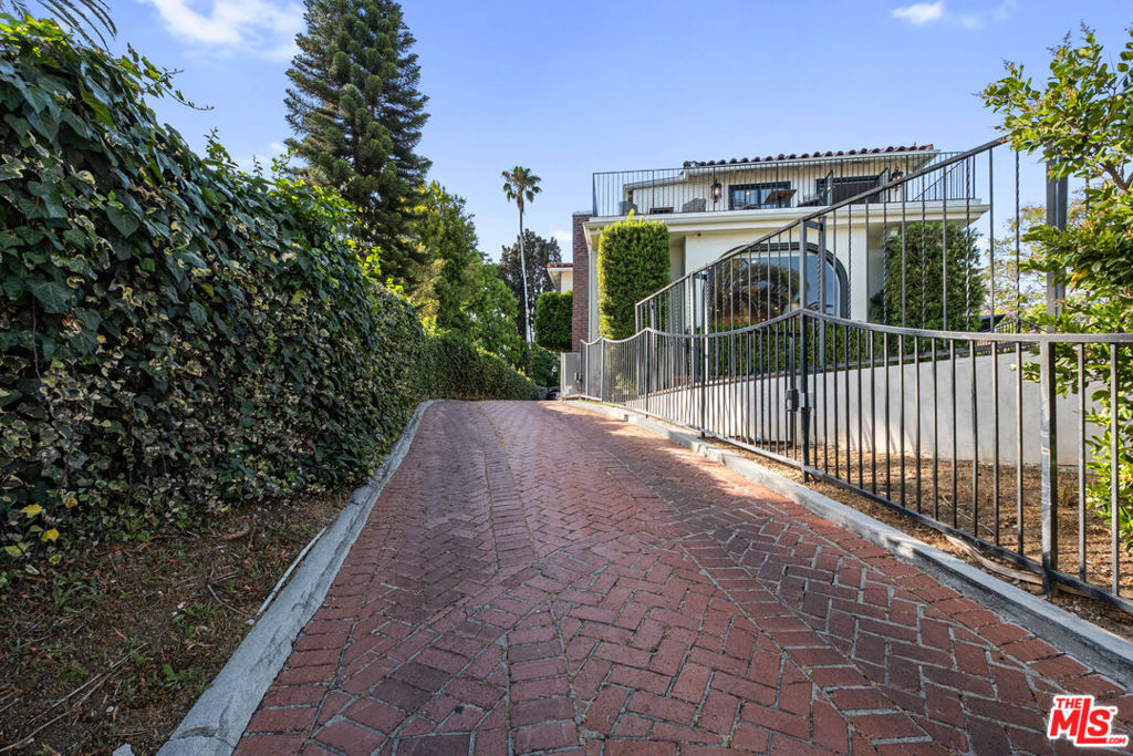 6801 Iris Circle Property Photo 3
