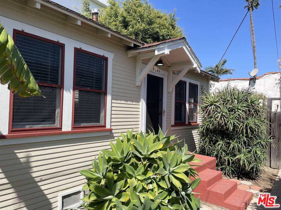 938 1/2 Milwood Avenue Property Photo 2