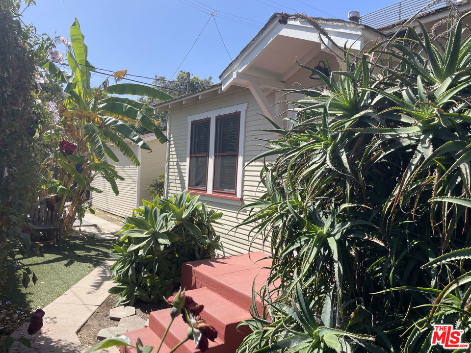 938 1/2 Milwood Avenue Property Photo 3