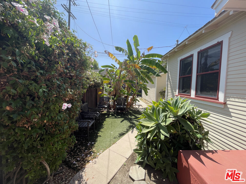 938 1/2 Milwood Avenue Property Photo 4