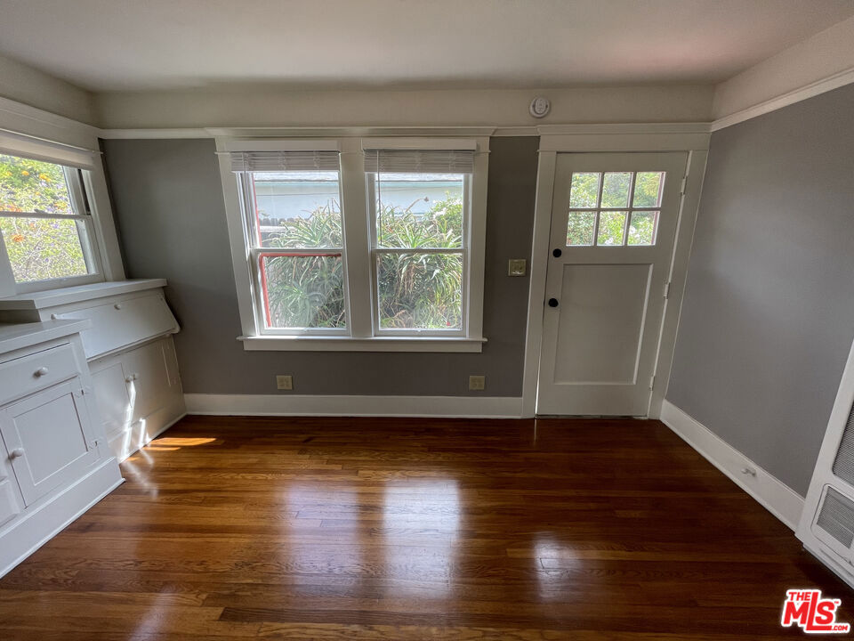 938 1/2 Milwood Avenue Property Photo 5