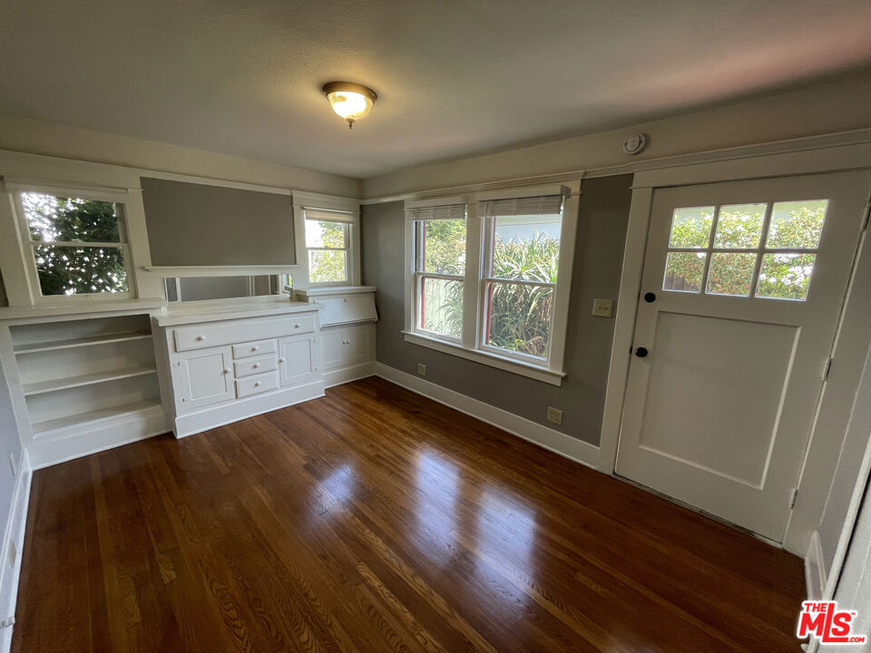 938 1/2 Milwood Avenue Property Photo 6