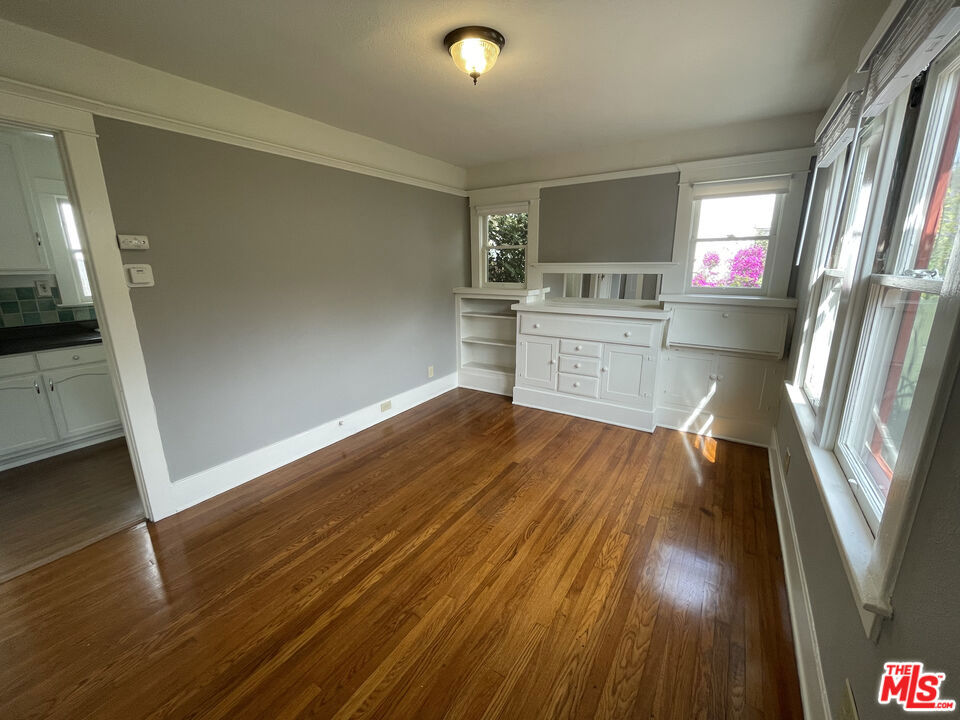 938 1/2 Milwood Avenue Property Photo 7
