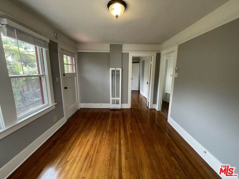 938 1/2 Milwood Avenue Property Photo 8