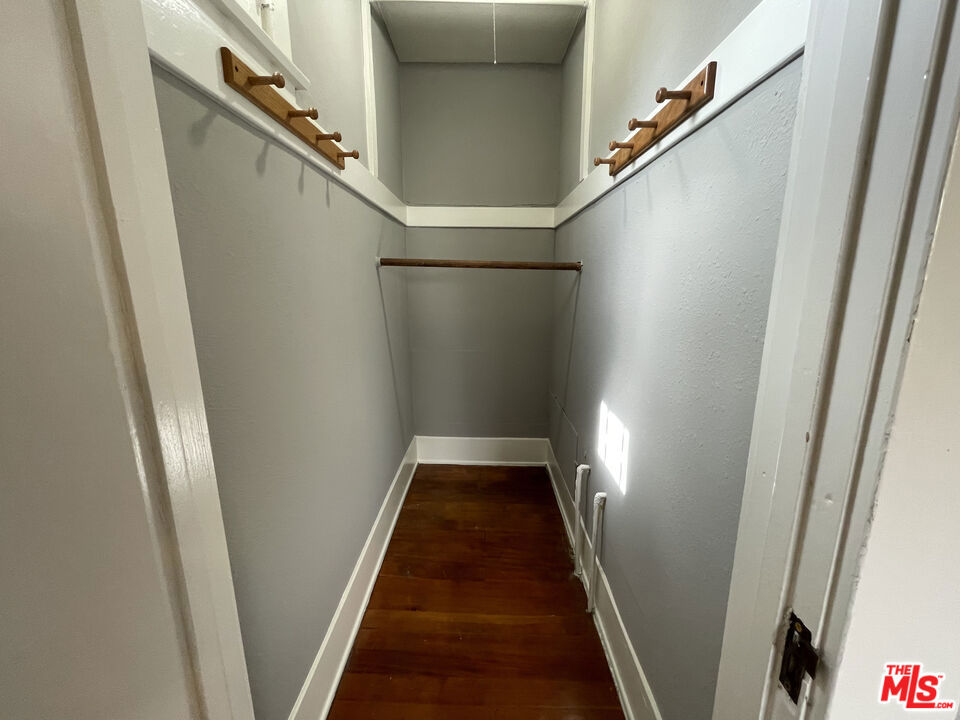 938 1/2 Milwood Avenue Property Photo 13