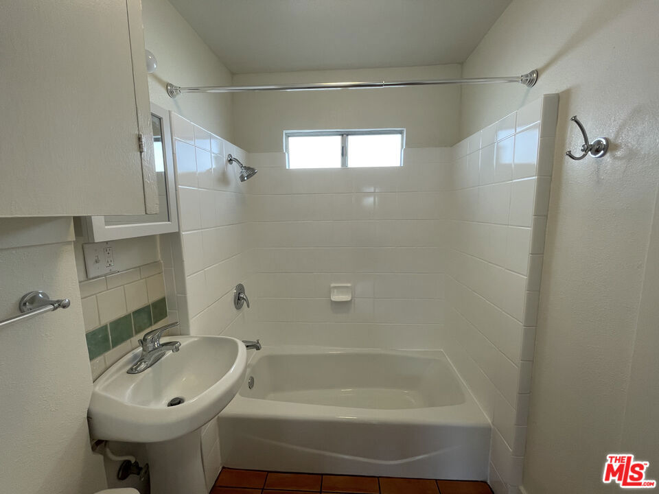 938 1/2 Milwood Avenue Property Photo 14