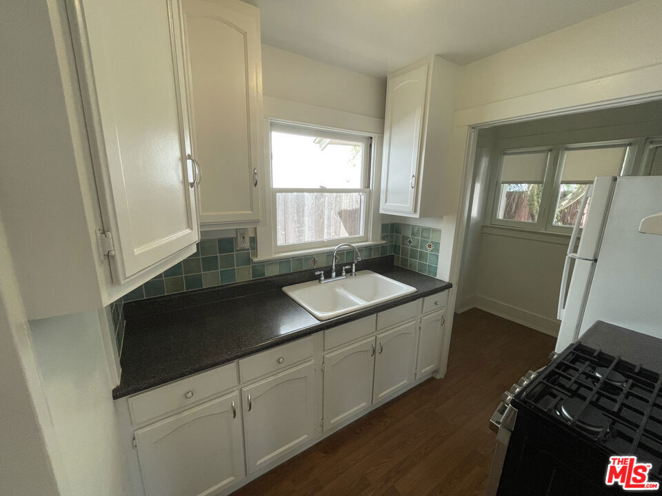 938 1/2 Milwood Avenue Property Photo 15