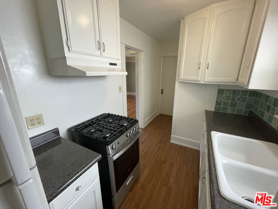 938 1/2 Milwood Avenue Property Photo 16