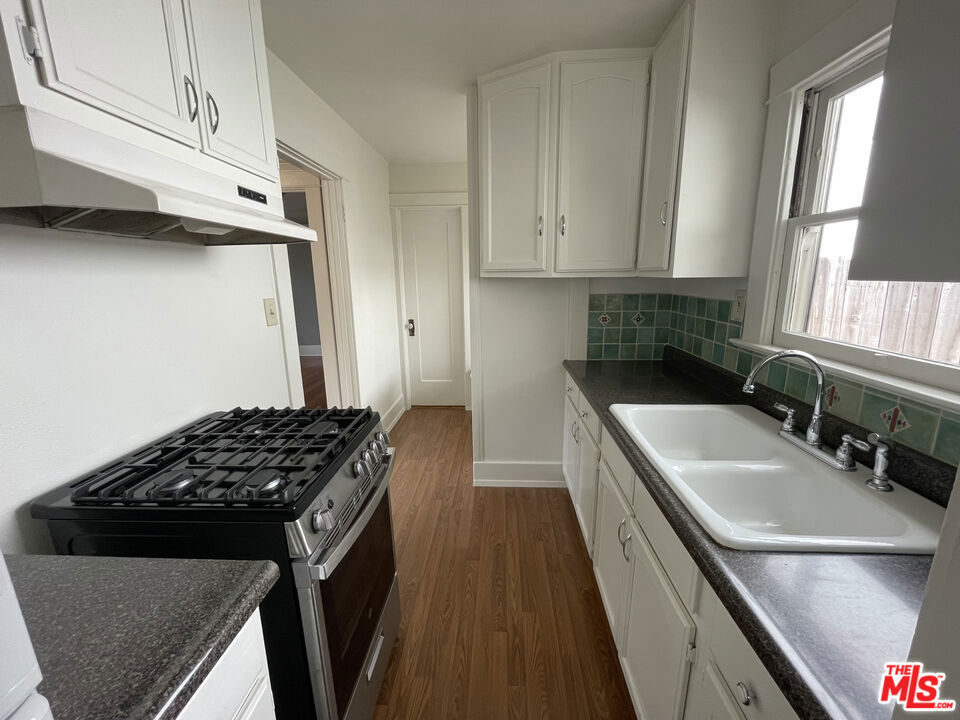 938 1/2 Milwood Avenue Property Photo 17