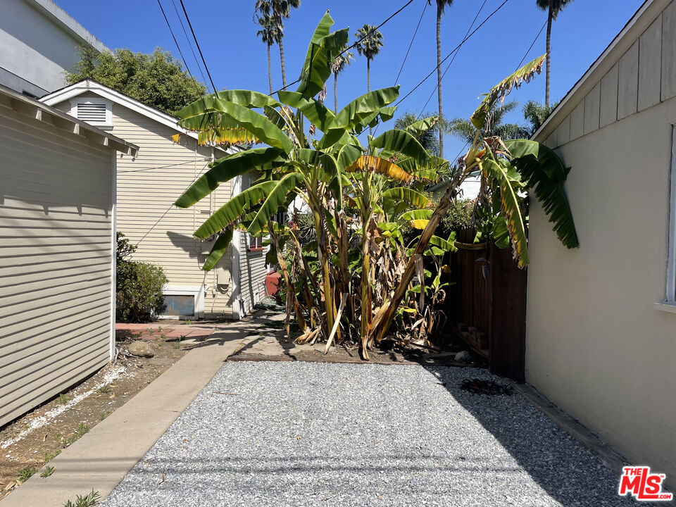 938 1/2 Milwood Avenue Property Photo 20