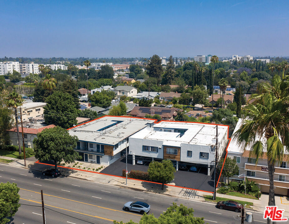 15115 Victory Boulevard Property Photo 1