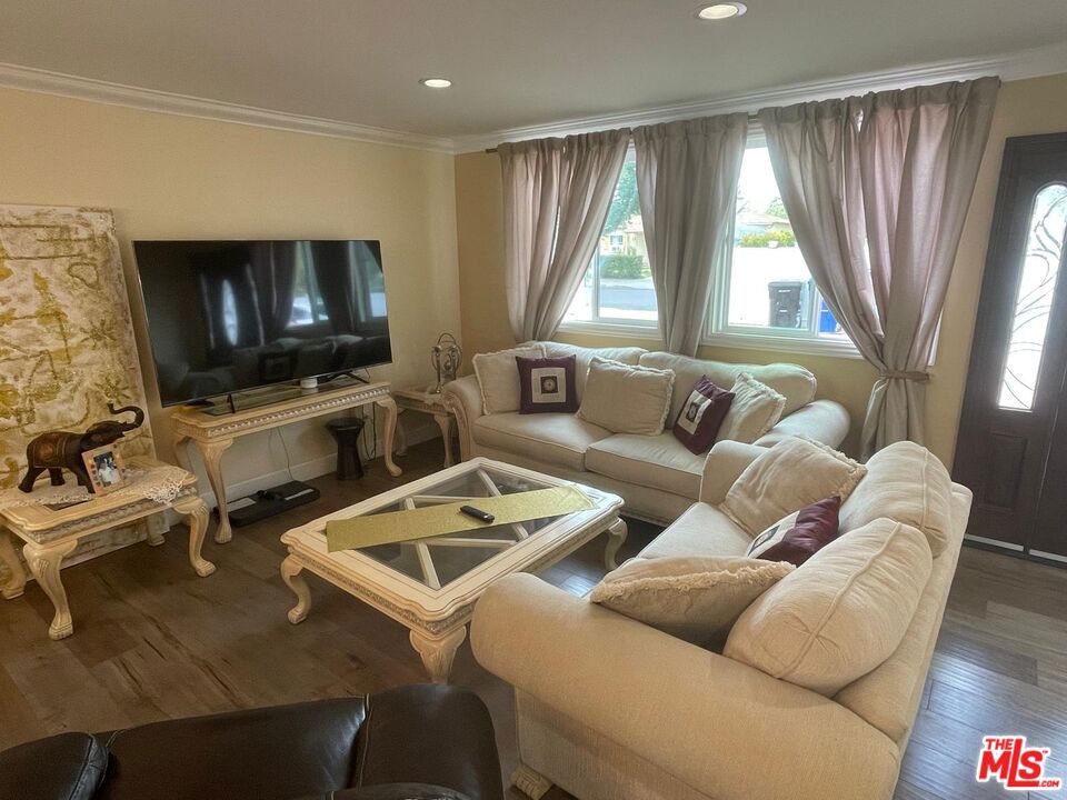 7412 Jamieson Avenue Property Photo 4