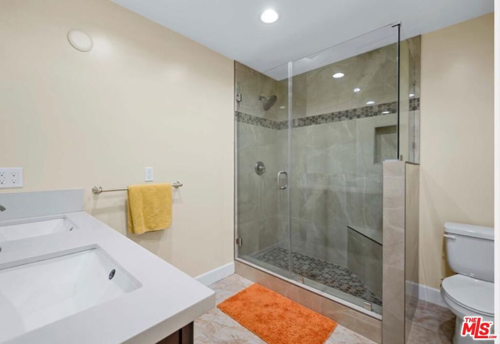 7412 Jamieson Avenue Property Photo 6