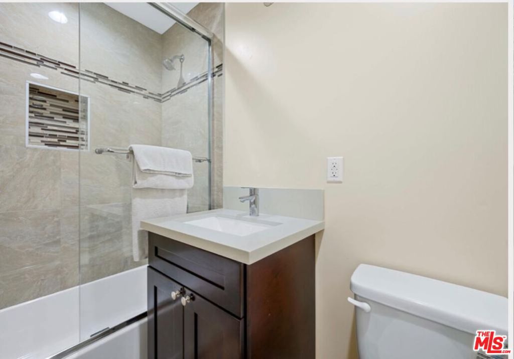 7412 Jamieson Avenue Property Photo 8