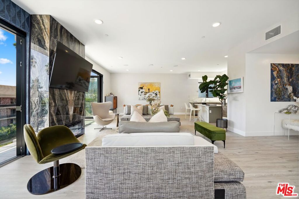 137 N Doheny Drive Property Photo 18