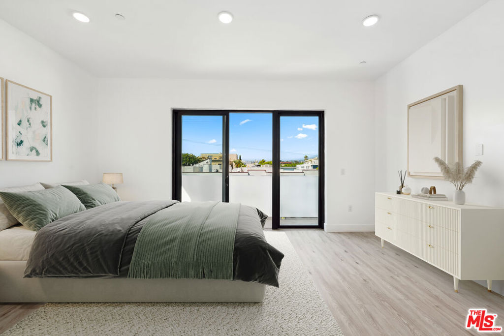 137 N Doheny Drive Property Photo 28