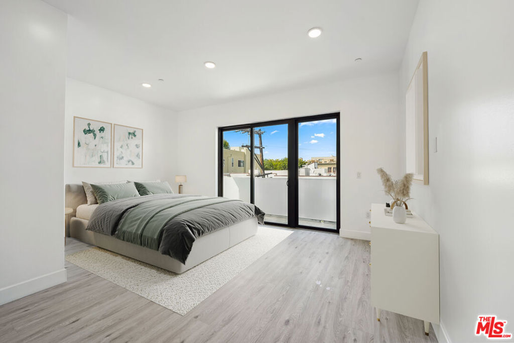 137 N Doheny Drive Property Photo 29