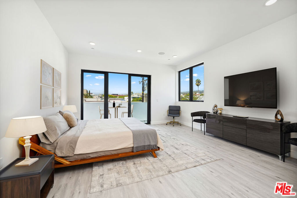 137 N Doheny Drive Property Photo 31