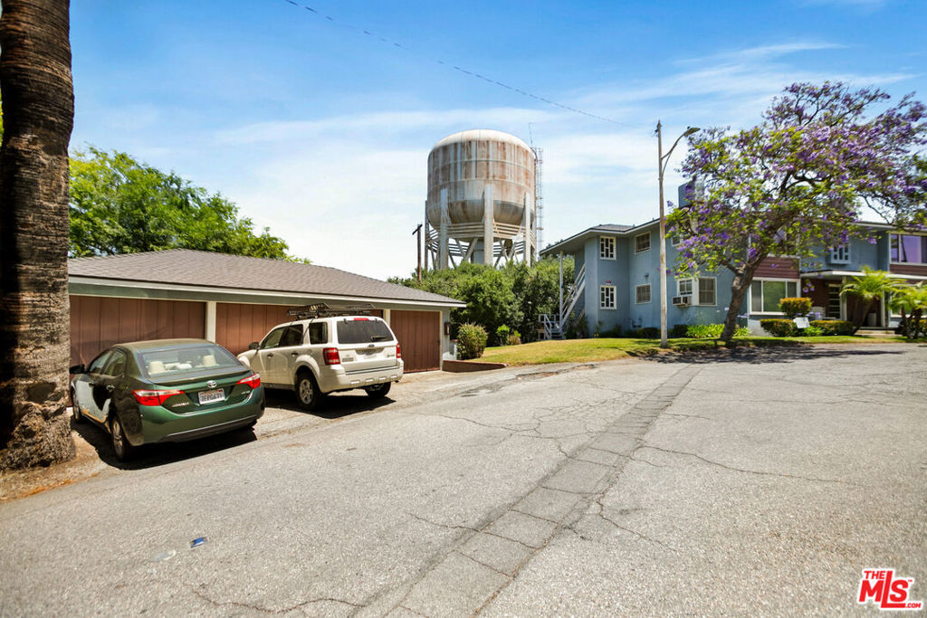 1648 Raymond Hill Road Property Photo 3