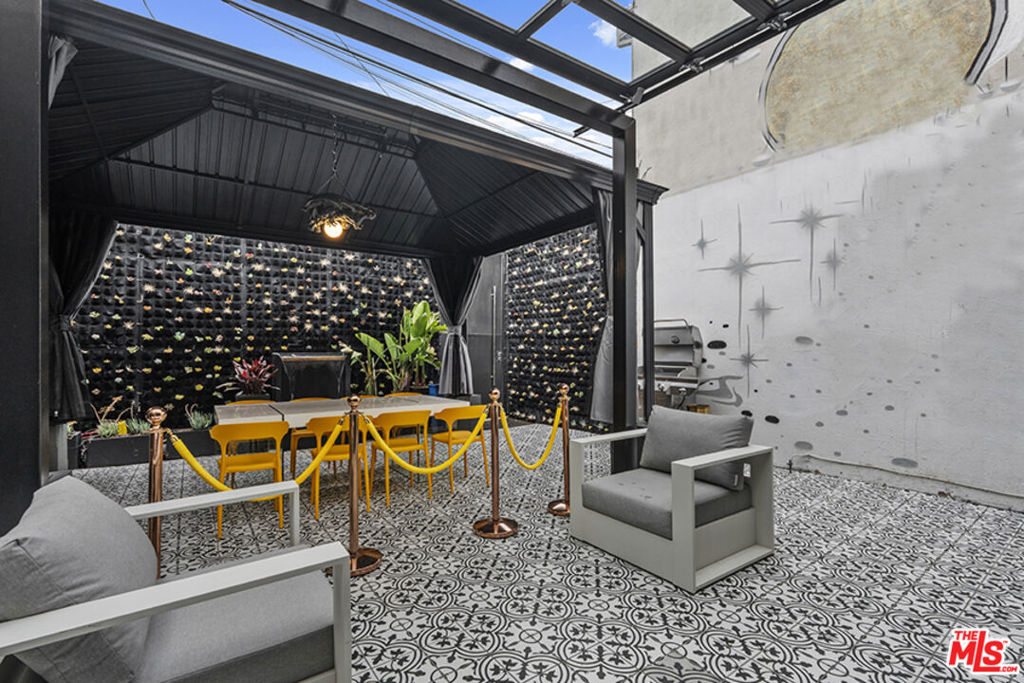 8687 Venice Boulevard Property Photo 10