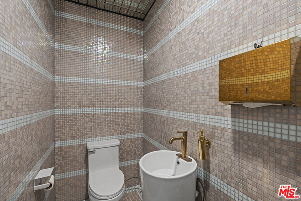 8687 Venice Boulevard Property Photo 20