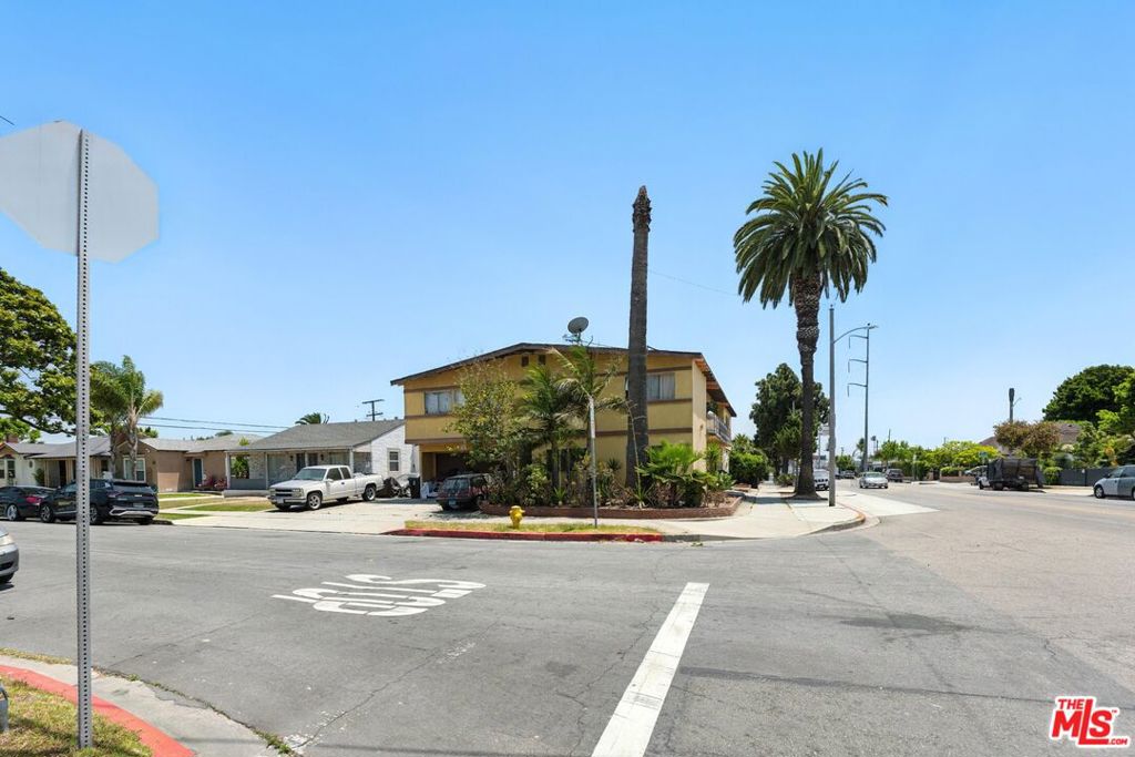 1100 S Inglewood Avenue Property Photo 4